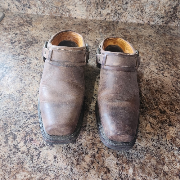 Belted harness mule - Picture 3 of 6